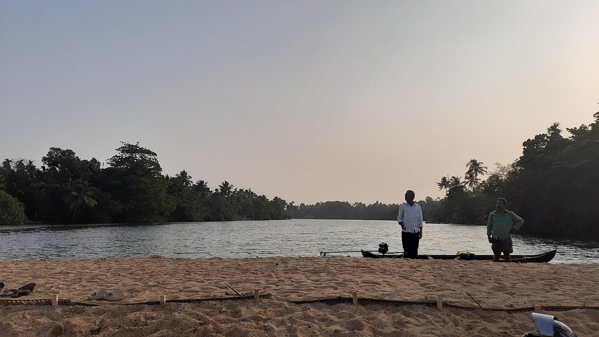 A brief pause while cruising on the Periyar River